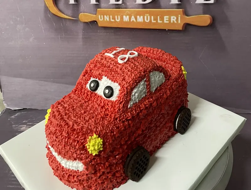 Şimşek McQueen arabalı Pasta