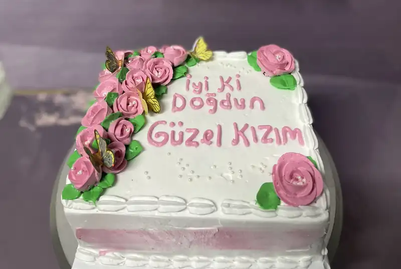 Özel Güllü Sipariş Pasta